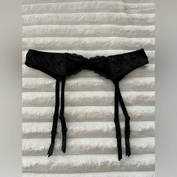 NWOT Frederick's of Hollywood Polka-Dot Lace Garter Belt! - Picture 3 of 6